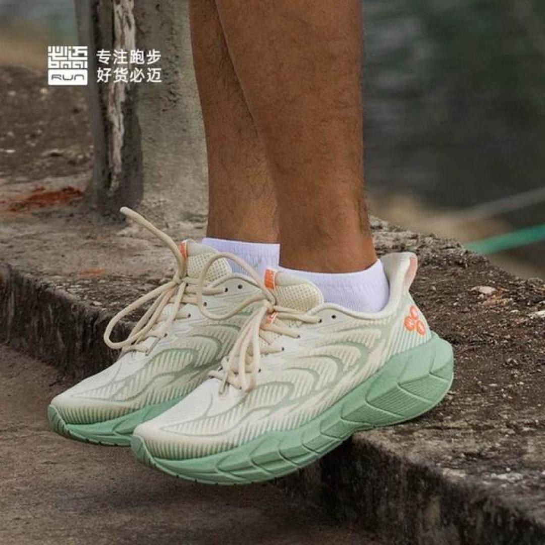 缓震跑鞋选购终极指南:8大热门型号横评+适配人群全解析