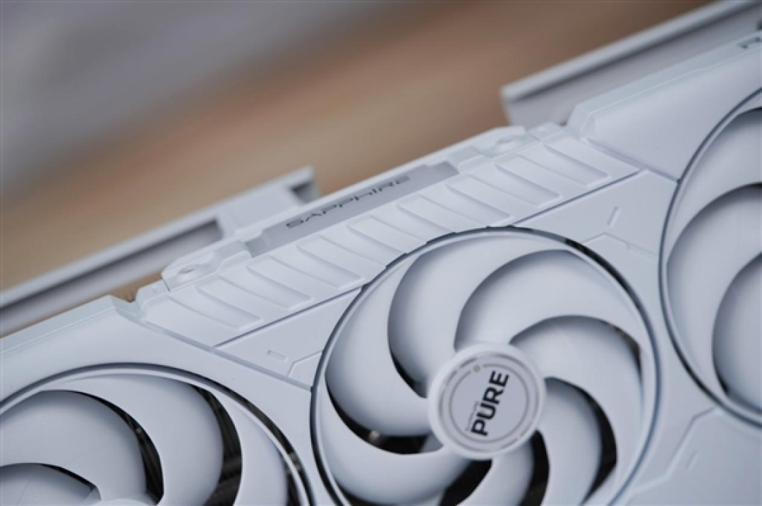 碾压RTX 5060 Ti!蓝宝石RX 9070 GRE GAMING OC 12GB DUAL显卡图赏