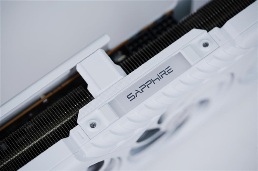 碾压RTX 5060 Ti!蓝宝石RX 9070 GRE GAMING OC 12GB DUAL显卡图赏
