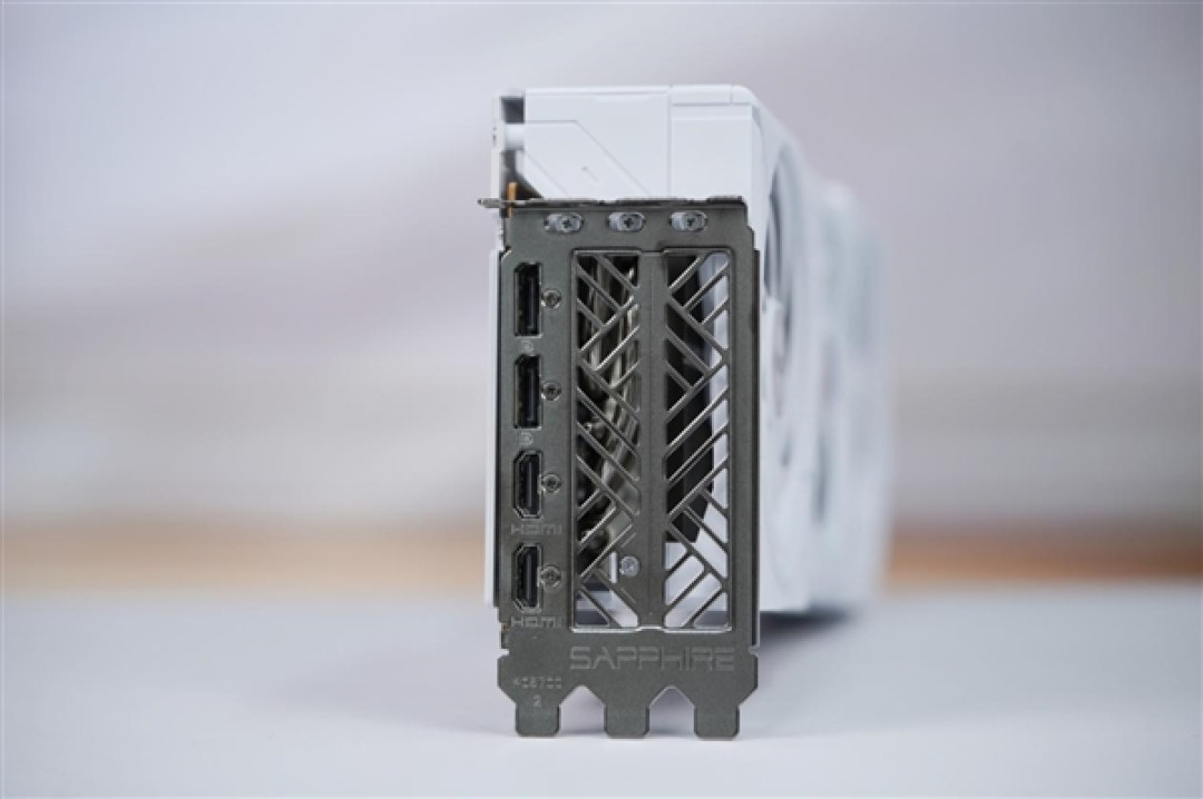 碾压RTX 5060 Ti!蓝宝石RX 9070 GRE GAMING OC 12GB DUAL显卡图赏
