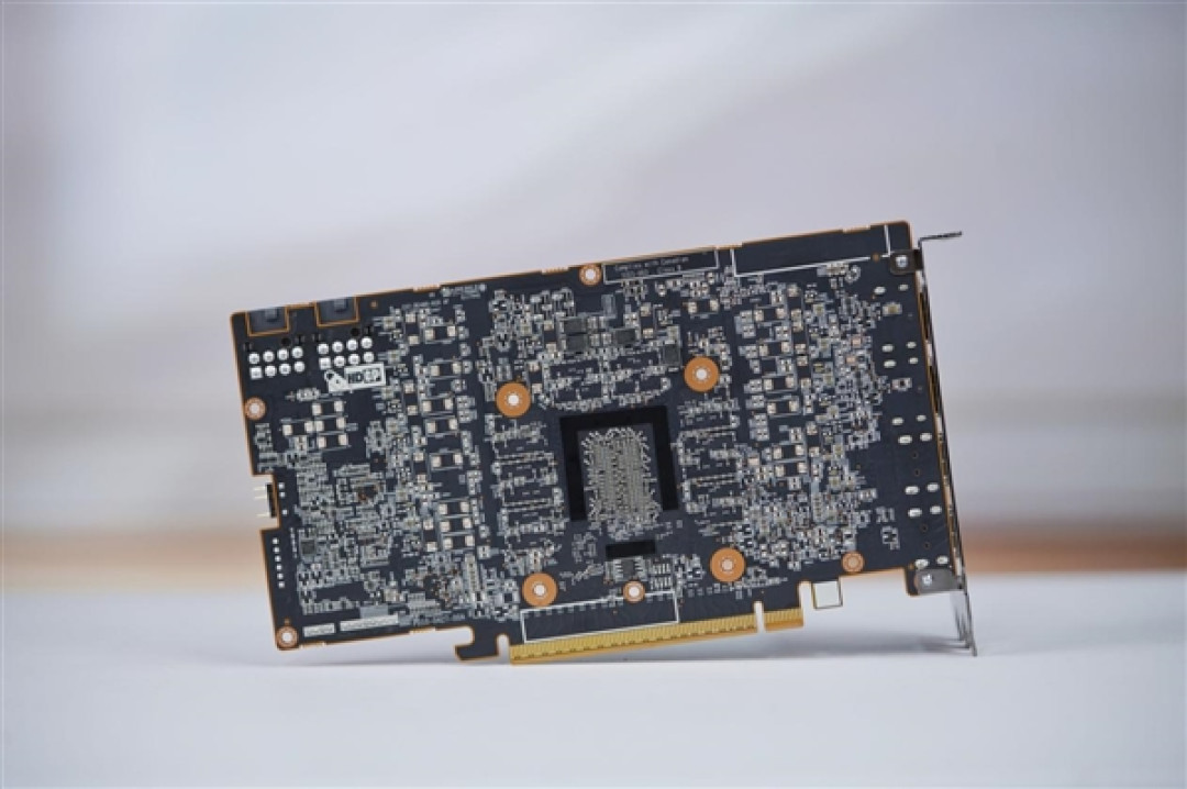 碾压RTX 5060 Ti!蓝宝石RX 9070 GRE GAMING OC 12GB DUAL显卡图赏