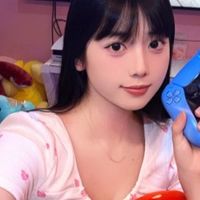 一位拥有ps5pro的快乐女孩