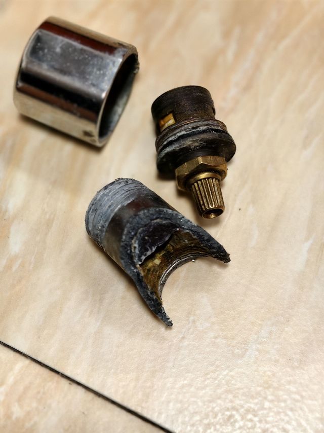 漏水赔了2000元，水龙头一定要买纯铜，千万不要贪便宜，血的教训