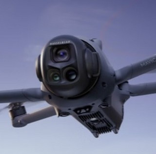 大疆发布 Mavic 4 Pro 旗舰无人机，旗舰三摄，一亿像素哈苏影像、360° 旋转万象云台