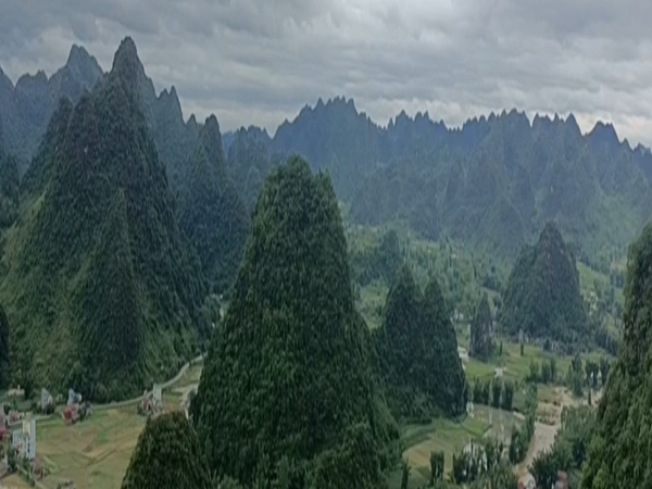 山水间的户外景色。