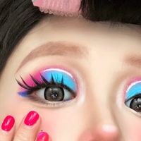 NARS的**流光美肌轻透蜜粉饼**是品牌经典定妆产品之一