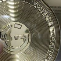 嘉利玛金币粉饼：遮瑕提亮全能