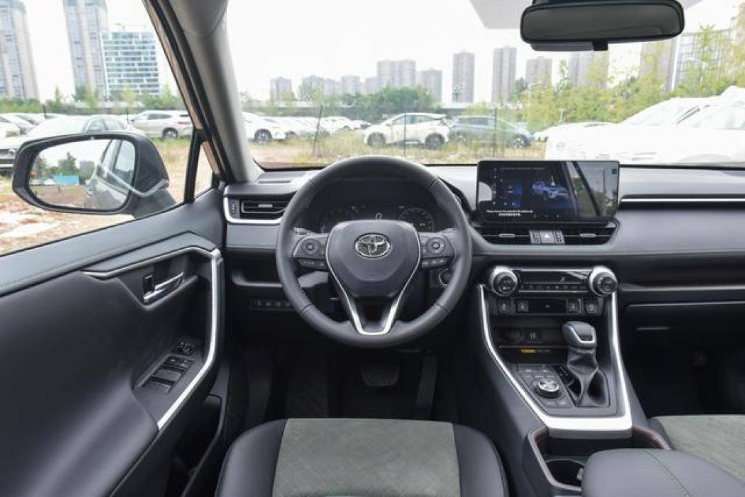 混动机甲战士来袭！全新RAV4破界而生，6.8秒破百+4.2L油耗重塑全能SUV标杆