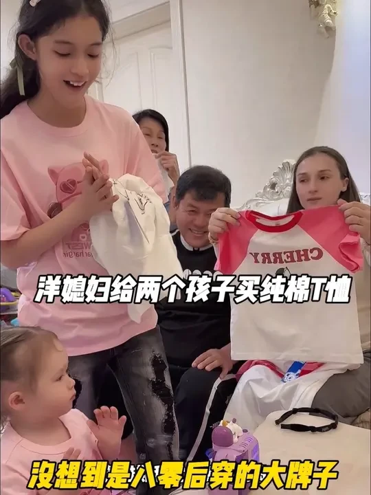洋媳妇给两个孩子买纯棉t恤，没想到是八零后穿的大牌子 #跨国家庭日常#纯棉t恤#t恤#真维斯#儿童短袖