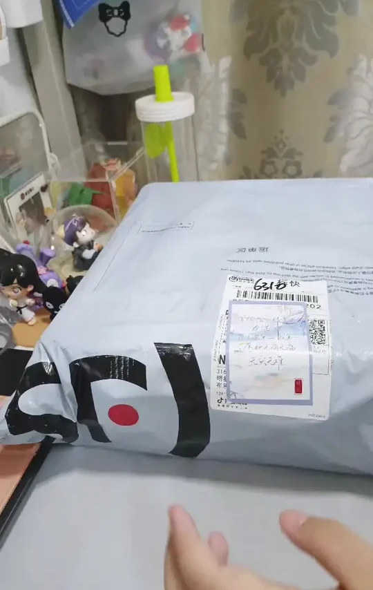 DAVENA腕表开箱，这款小鞠代言的五芒星超级闪，带在手上显手腕好细，摆动手臂时腕表里面的五芒星会随之旋转，超好看还好玩，这次的周边礼物超级丰富，既有小卡还有流麻，卡套，挂件等等，还送了闪闪的手镯。整