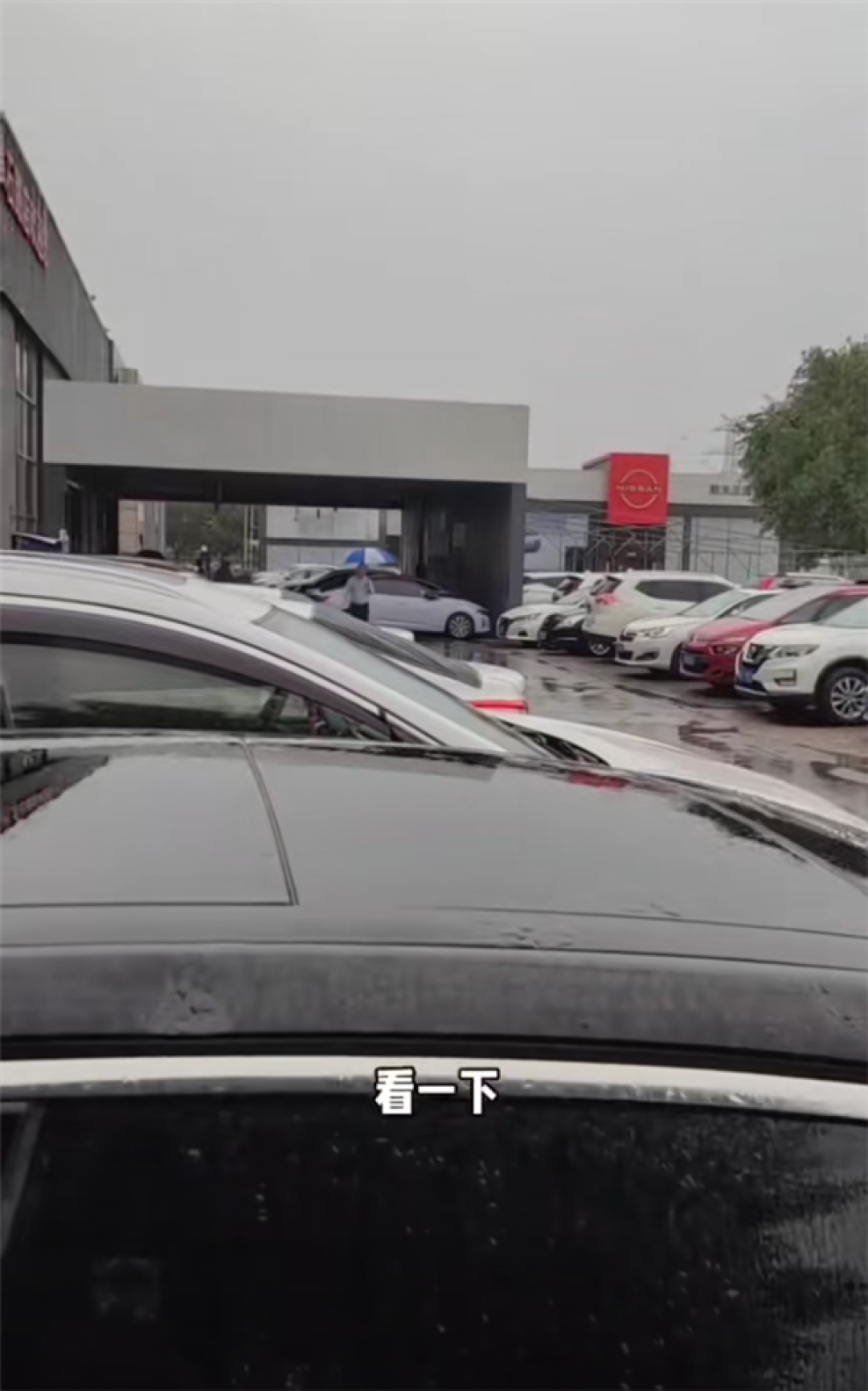 北京冰雹砸车!车主带被子连夜排队修车 4S店一开门就排了50多号