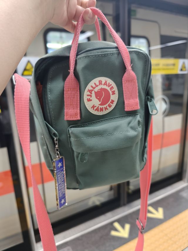 还得是北极狐，把能装+轻量+颜值玩明白了，2台手机+遮阳帽全塞下