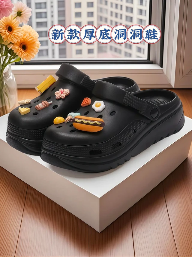 2025年MINISO/名创优品新款女款洞洞鞋，以时尚之姿闪耀登场，成为今夏爆款。其厚底设计独具匠心，不仅带来增高效果，增添自信风采，提供出色支撑，行走间轻松舒适。采用优质材料打造，质地轻盈，宛如无物