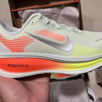 Nike迈柔VOMERO 18：厚底设计与双重缓震