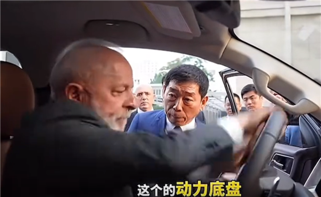 巴西总统卢拉亲身体验长城炮:爱不释手猛搓方向盘