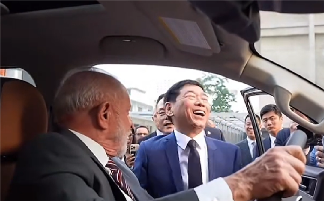 巴西总统卢拉亲身体验长城炮:爱不释手猛搓方向盘