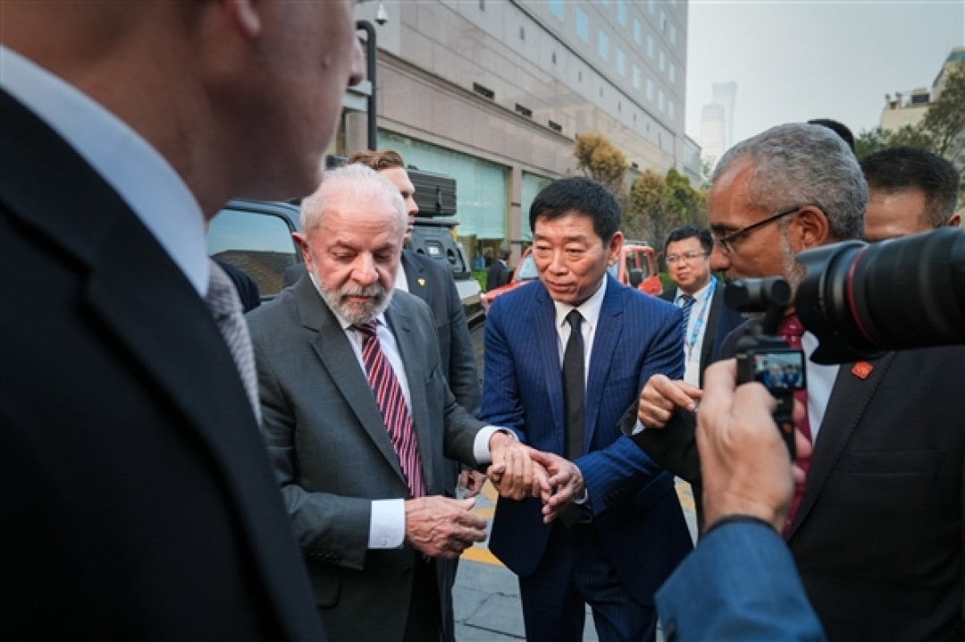 巴西总统卢拉亲身体验长城炮:爱不释手猛搓方向盘