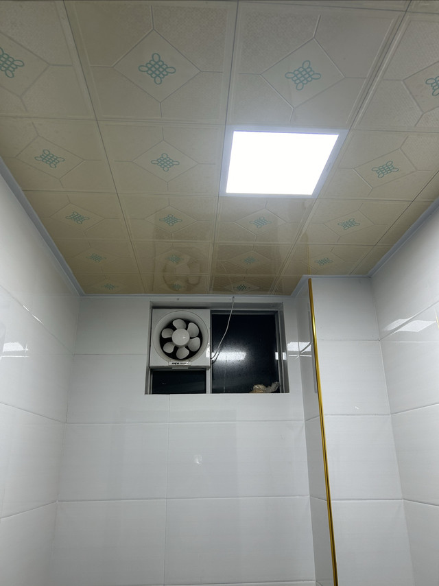 自从卫生间安上了欧普集成吊顶led灯，光线就亮多了