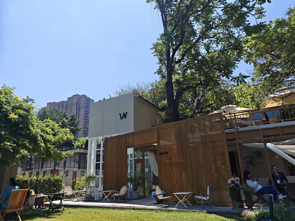 躺在草坪上，喝一杯咖啡吧