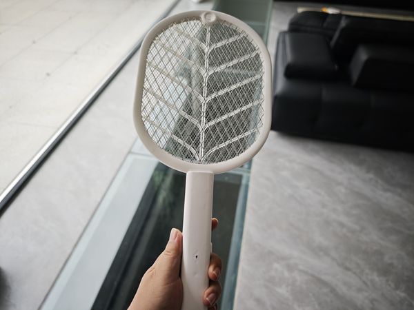 买了个电蚊拍，用高压电消灭家里蚊蝇，挺好用的！