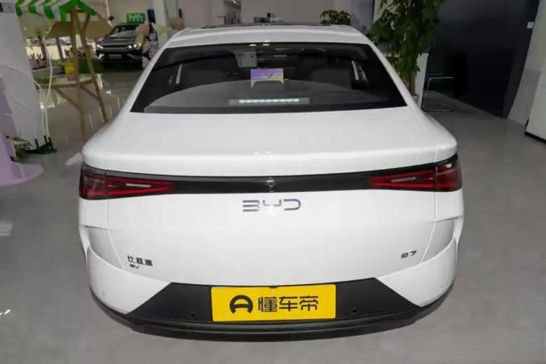 比亚迪E7市场突围战:实用主义如何撬动家用与运营双赛道?