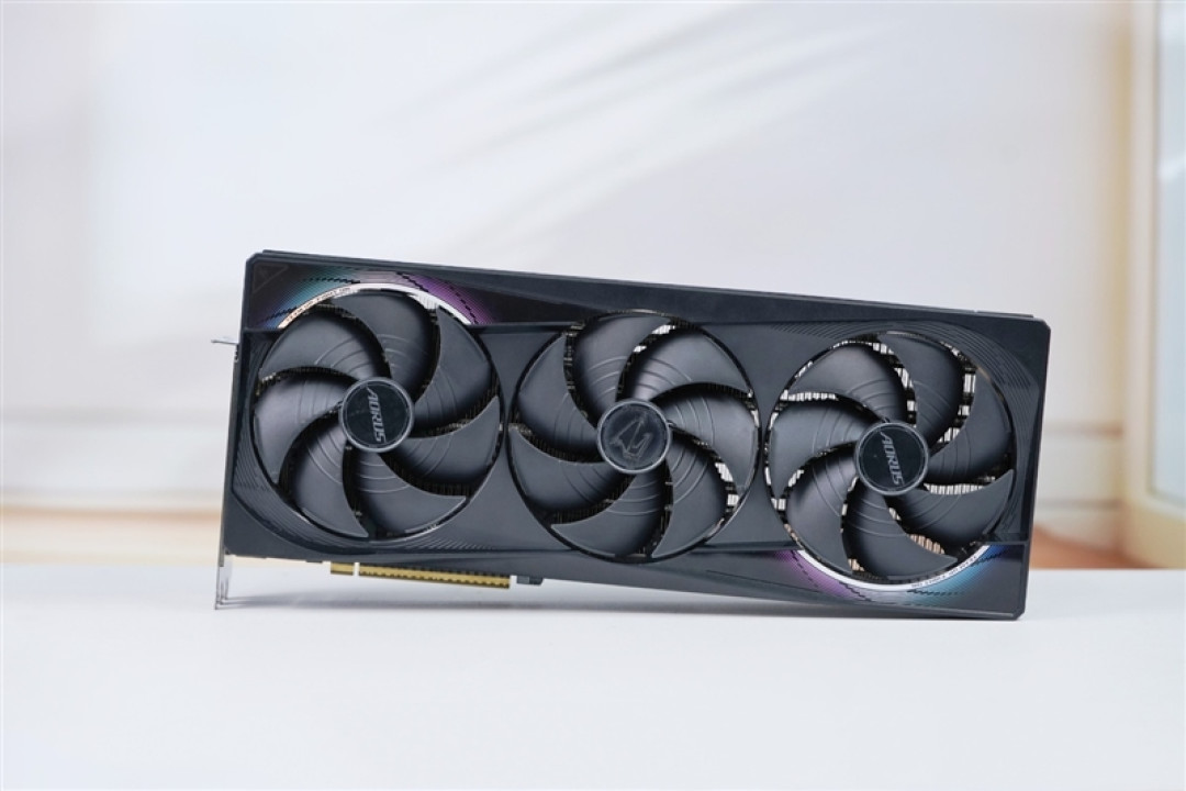 技嘉RTX 5070 Ti超级雕评测:最适合高端玩家的游戏显卡 4K144Hz电竞显示器完美搭档