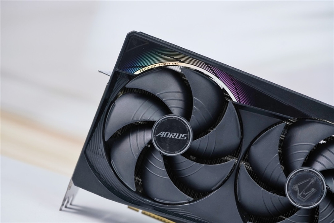技嘉RTX 5070 Ti超级雕评测:最适合高端玩家的游戏显卡 4K144Hz电竞显示器完美搭档