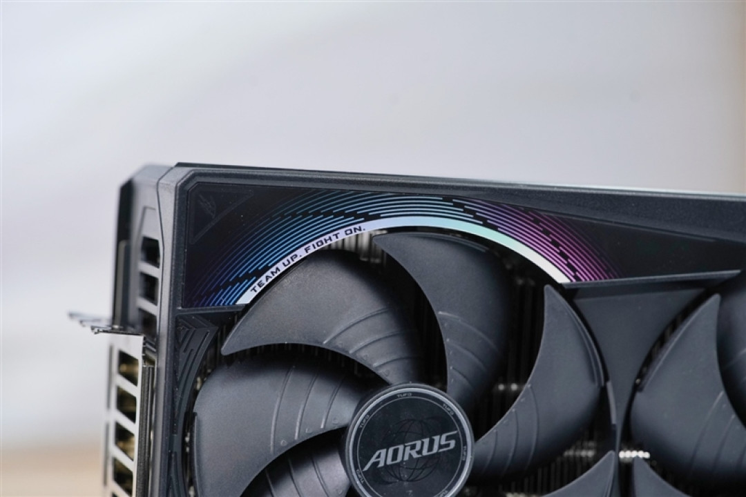 技嘉RTX 5070 Ti超级雕评测:最适合高端玩家的游戏显卡 4K144Hz电竞显示器完美搭档