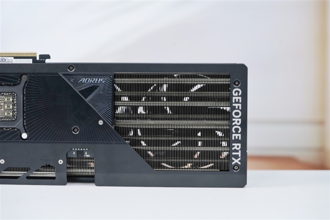 技嘉RTX 5070 Ti超级雕评测:最适合高端玩家的游戏显卡 4K144Hz电竞显示器完美搭档