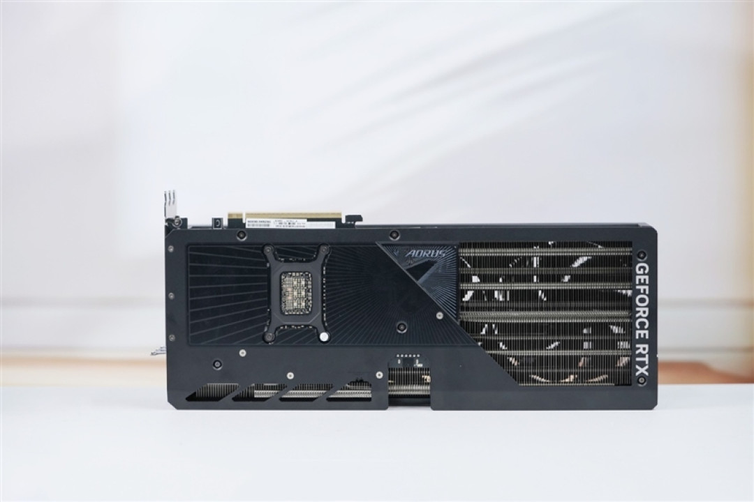 技嘉RTX 5070 Ti超级雕评测:最适合高端玩家的游戏显卡 4K144Hz电竞显示器完美搭档