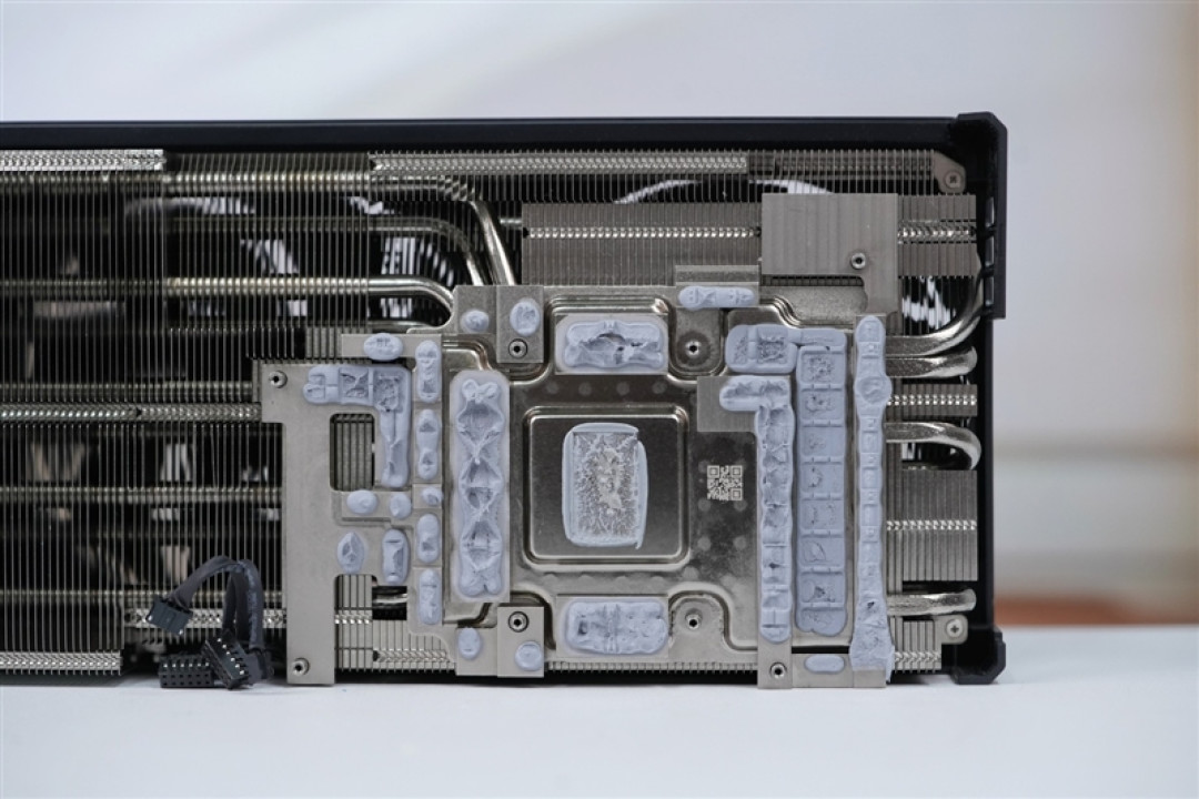 技嘉RTX 5070 Ti超级雕评测:最适合高端玩家的游戏显卡 4K144Hz电竞显示器完美搭档