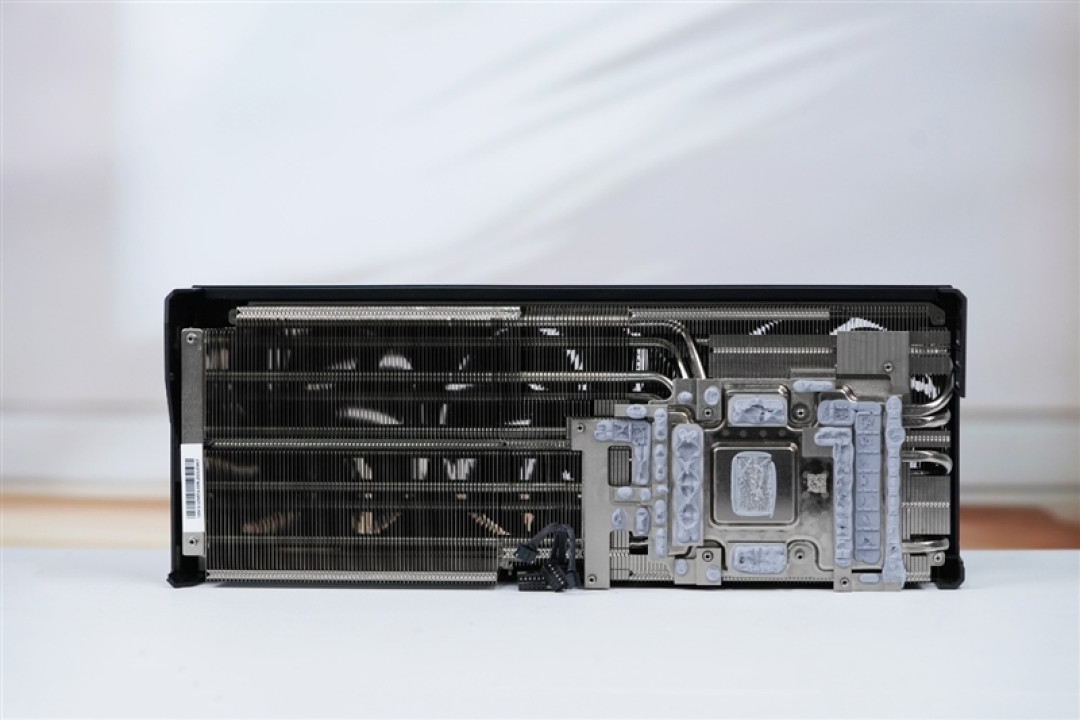 技嘉RTX 5070 Ti超级雕评测:最适合高端玩家的游戏显卡 4K144Hz电竞显示器完美搭档