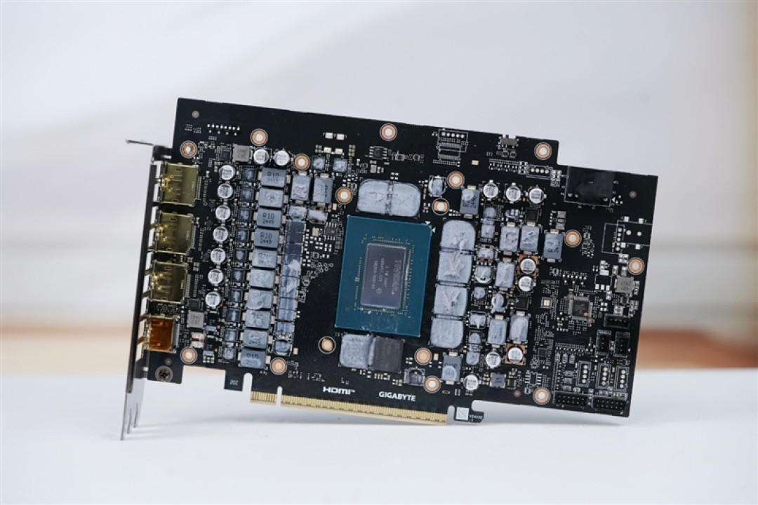 技嘉RTX 5070 Ti超级雕评测:最适合高端玩家的游戏显卡 4K144Hz电竞显示器完美搭档