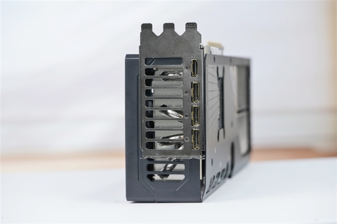 技嘉RTX 5070 Ti超级雕评测:最适合高端玩家的游戏显卡 4K144Hz电竞显示器完美搭档