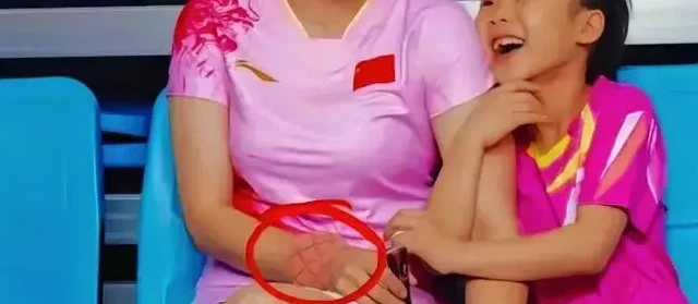 王楠这1800万的镯子，公众场合都戴着保护套，这种买来有什么意义