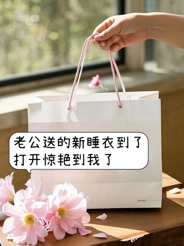被问爆的夏日懒人裙！自带胸垫太绝了！宝子们！挖到一条能直接焊在身上的神仙睡裙！今年夏天最值得入手的懒人单品，带胸垫设计直接封神✨
 
🌿 莫代尔面料软到像第二层皮肤！薄到透光的清凉感谁懂啊！！贴身穿又