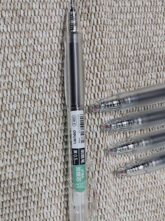得力双珠球刷题笔书写舒适，关键价格还很便宜