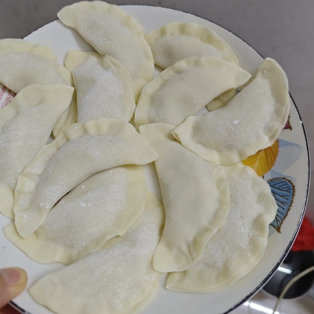 自己包的饺子，这样是不是可以去摆地摊了，在闲暇时间包的哦……