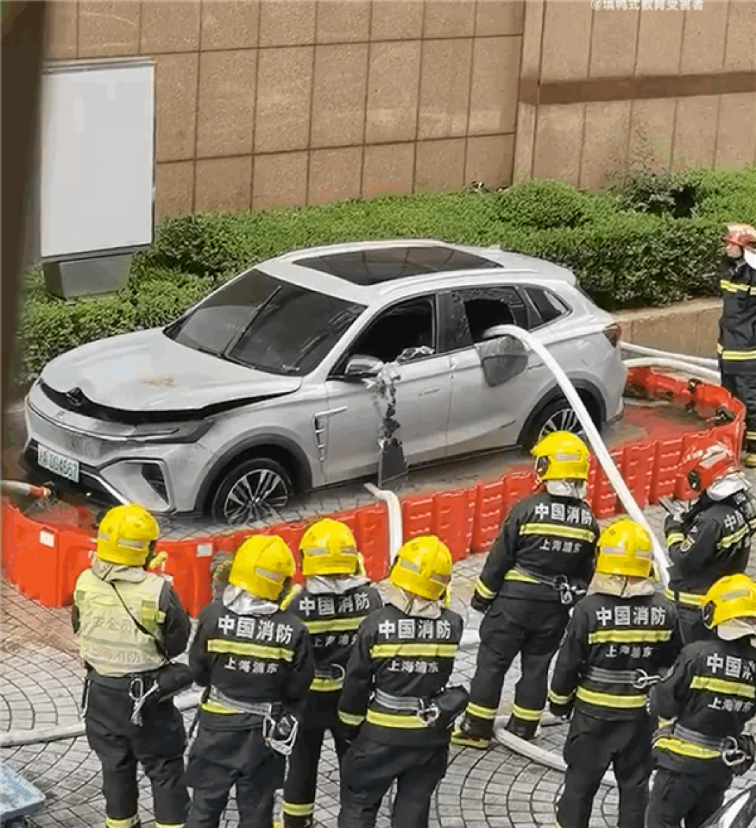 飞凡MARVEL R路边起火 消防员建水池把车泡水里灭火
