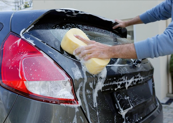 90%车主踩雷！汽车打蜡3大禁忌，你的车正在被毁容