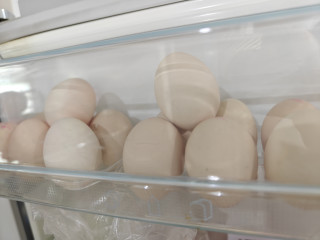 黄天鹅可生食鸡蛋，确实不一样