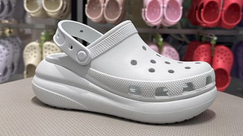Crocs 卡骆驰男女款洞洞鞋泡芙 Clog：时尚与舒适的完美融合