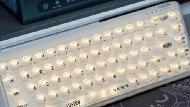透明键帽与单色背光的简约之美