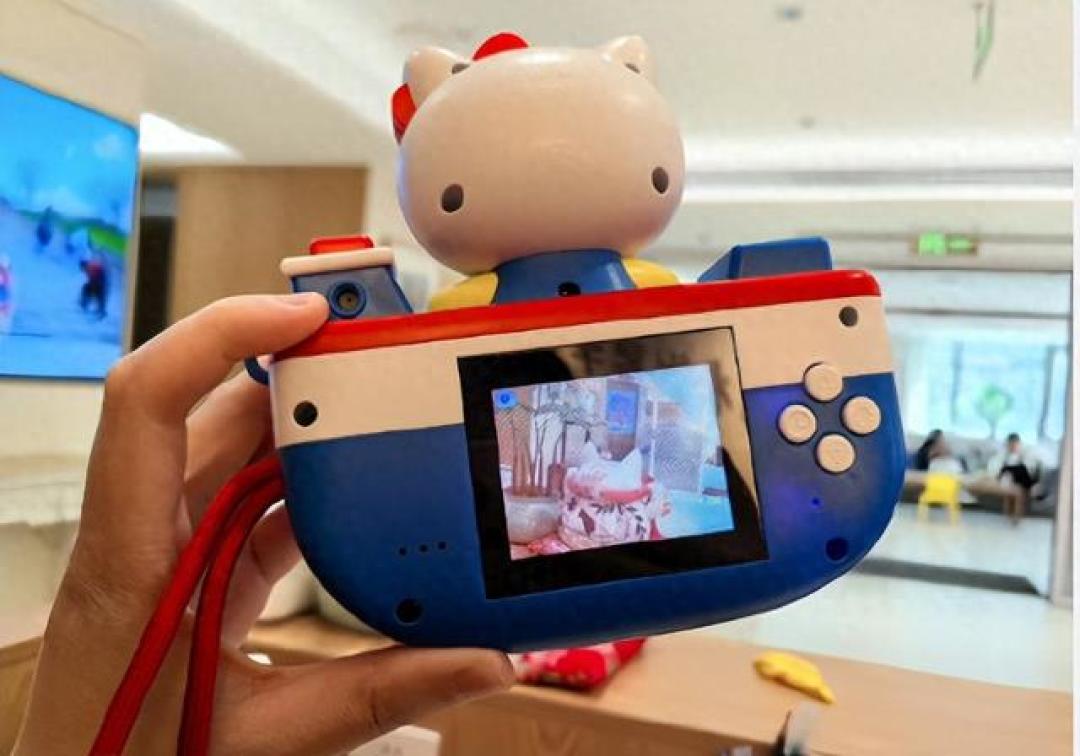 Hello Kitty联名拍立得出圈：萌趣设计引爆跨年龄层消费热潮