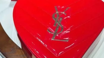YSL圣罗兰明星香水彩妆礼盒：自由与优雅的完美邂逅  