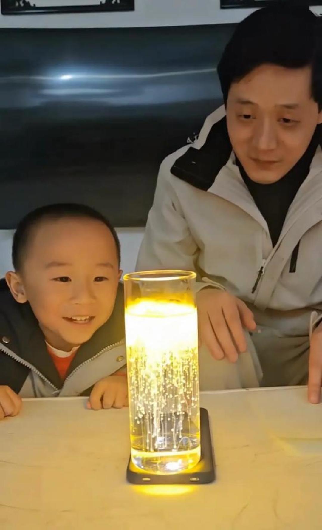维生素B2荧光魔法:父亲用5元打造餐桌流星雨,解锁科学育儿新浪漫