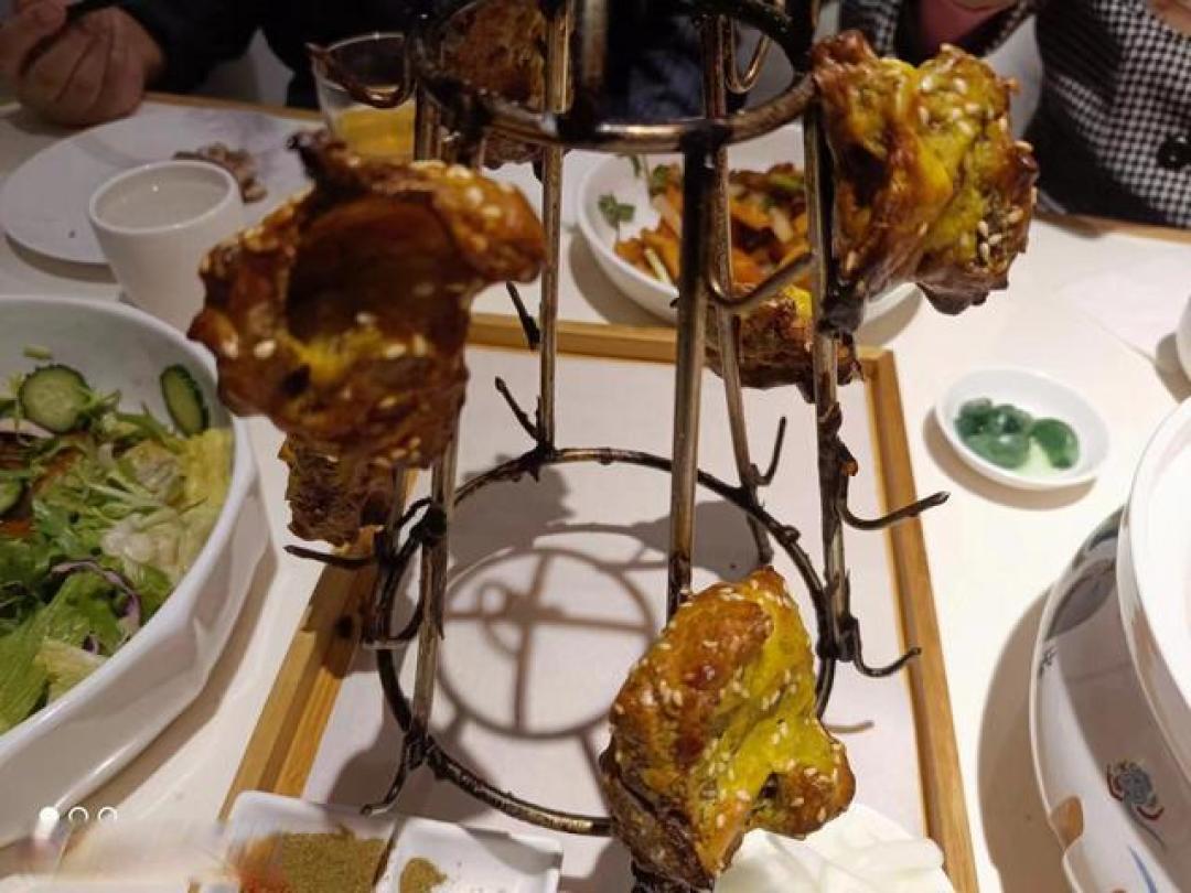 烟火十里河:人均50吃遍新疆烤串潮汕生腌,揭秘打工人私藏美食江湖