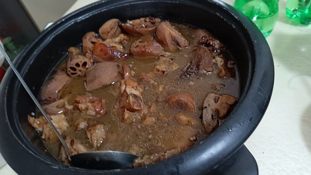 猪蹄煨藕汤，再配合米线、土鸡蛋，吃着真满足