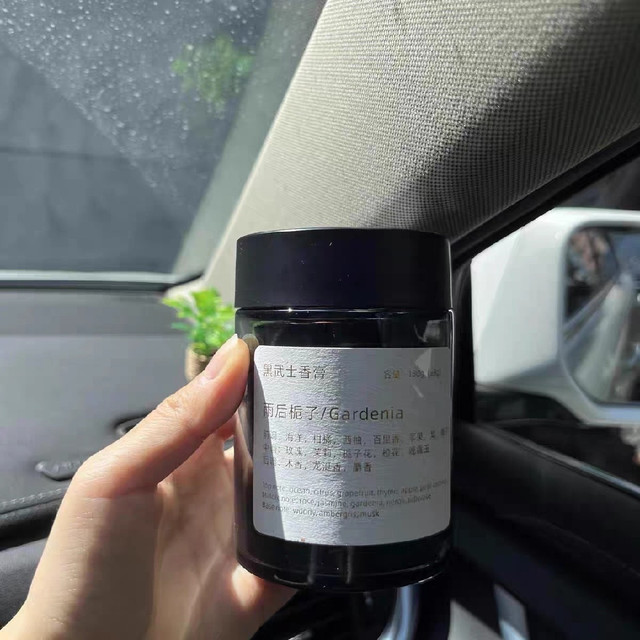 曾经离不了香水，现在改用膏体的香薰了