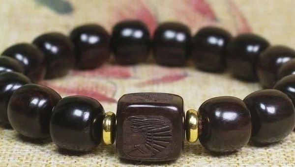 檀木手串：千年禅意与东方美学的指尖修行